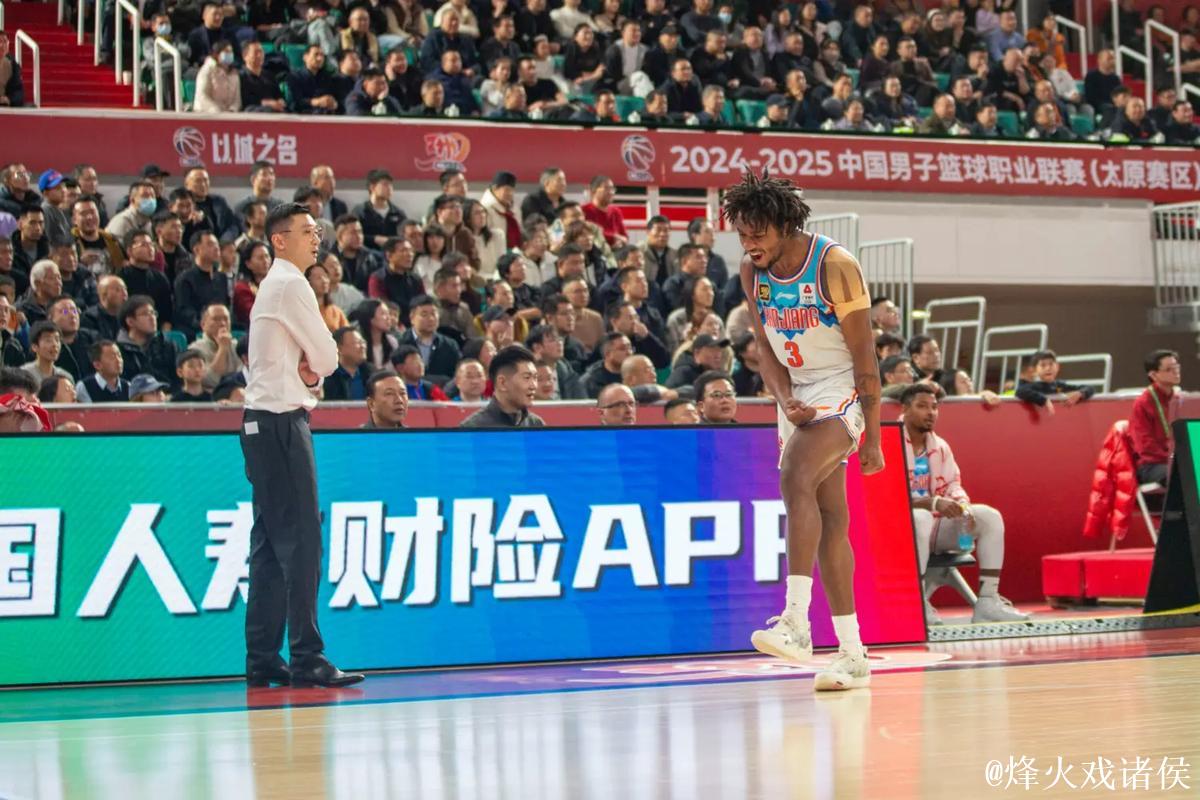 新疆男篮主场迎战火力全开的青岛外援攻势，刘炜如何依靠内线优势与整体防守破坏对方连胜节奏，凭借经验与主场气势引领球队逆转取胜